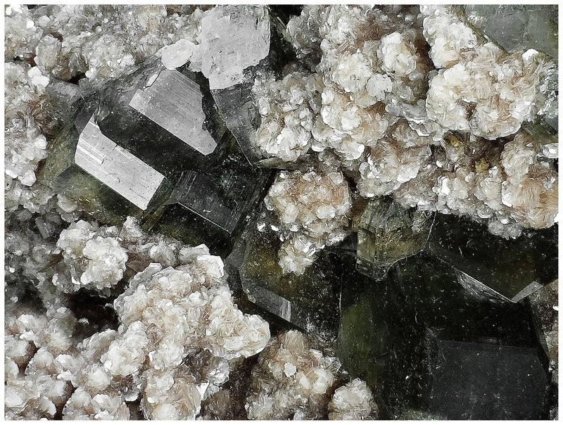 09 - FLUORAPATITE WITH MUSCOVITE.jpg