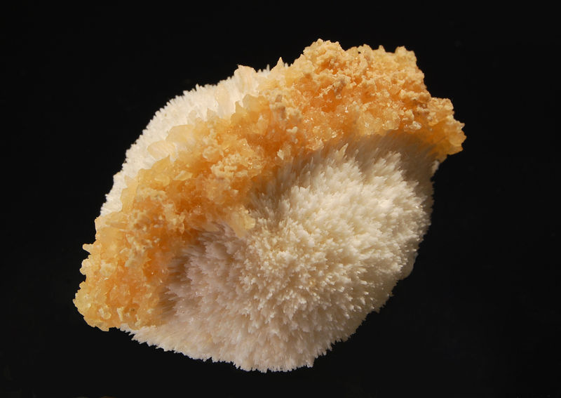 2172 Calcite on scolecite.jpg