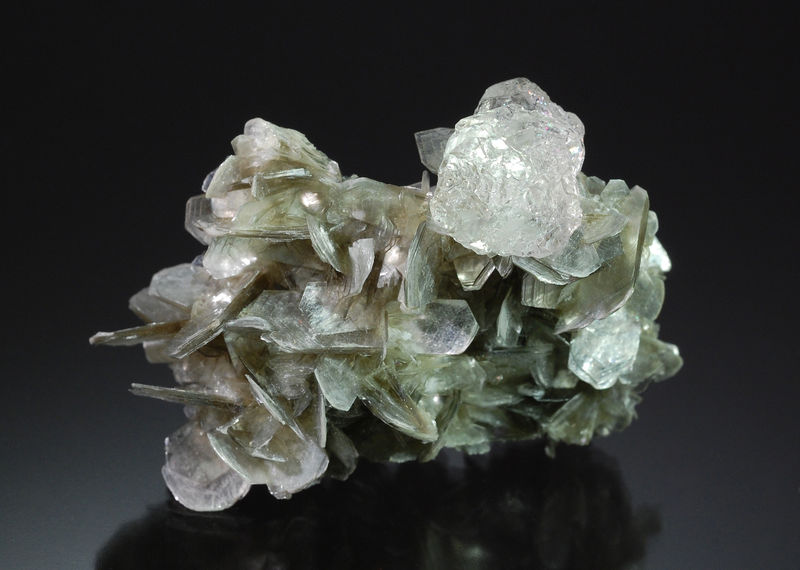 2577 Fluorite on muscovite - Chumar Bakhoor, Hunza Valley, Pakistan.jpg