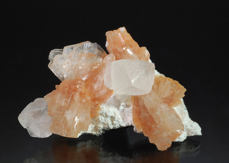 2615 Calcite on mordenite - Jalna District, Maharashtra, India.jpg