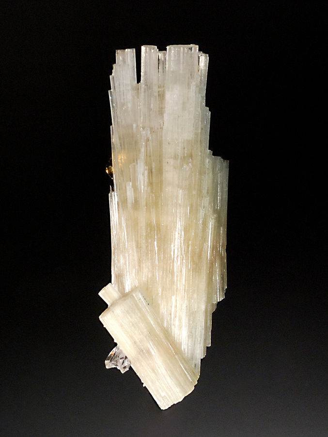 2749 Fluorapaptite - Panasqueira Mines, Covilha, Castelo Branco, Portugal.jpg