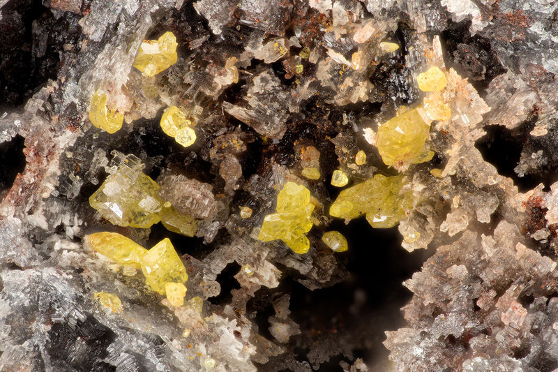 4761 wulfenite cerussite.jpg