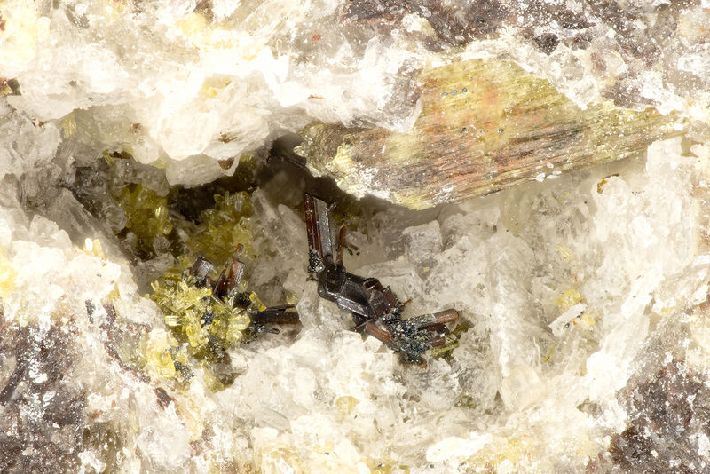 4861 pseudobrookite aegirine.jpg