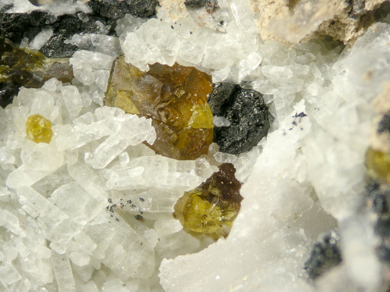 andradite cuspidine.jpg