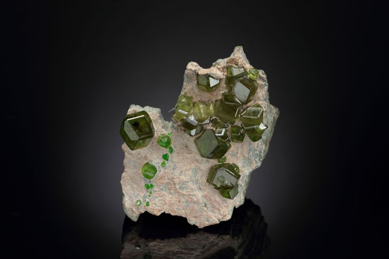 Andradite(demantoid variety)-MIM_Museum(1919).jpg