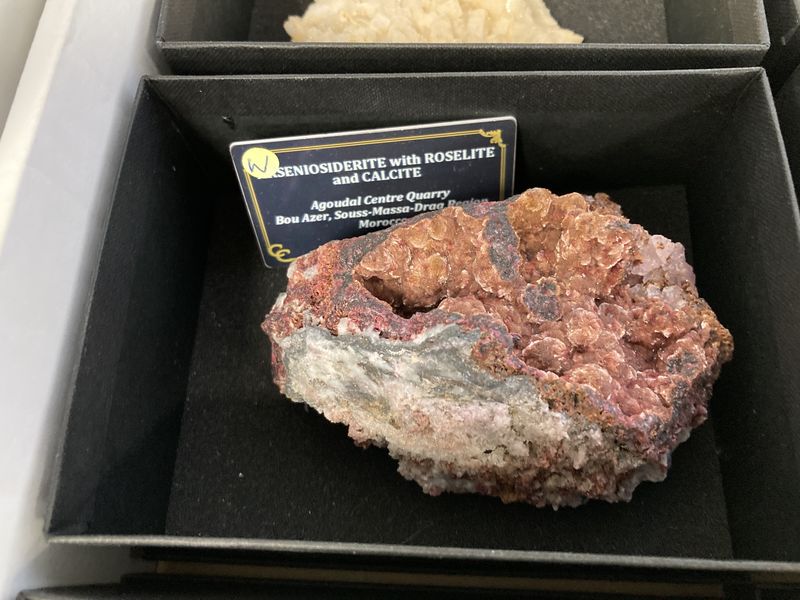 Arseniosiderite, Roselite, Calcite, Agudal Centre Quarry, Morocco.JPG