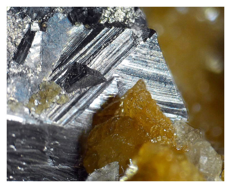 Arsenopyrite with Siderite - Under the Microscope 3.jpg
