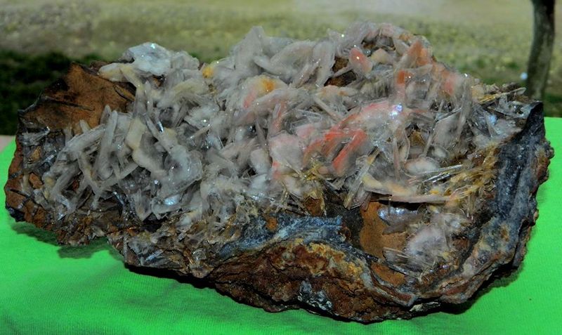 Baryte with realgar inclusion - Baia Sprie, Romania.jpg