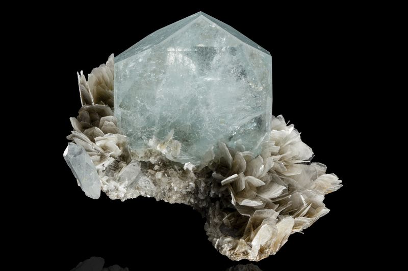 Beryl (variety aquamarine)-MIM_Museum(1425).jpg