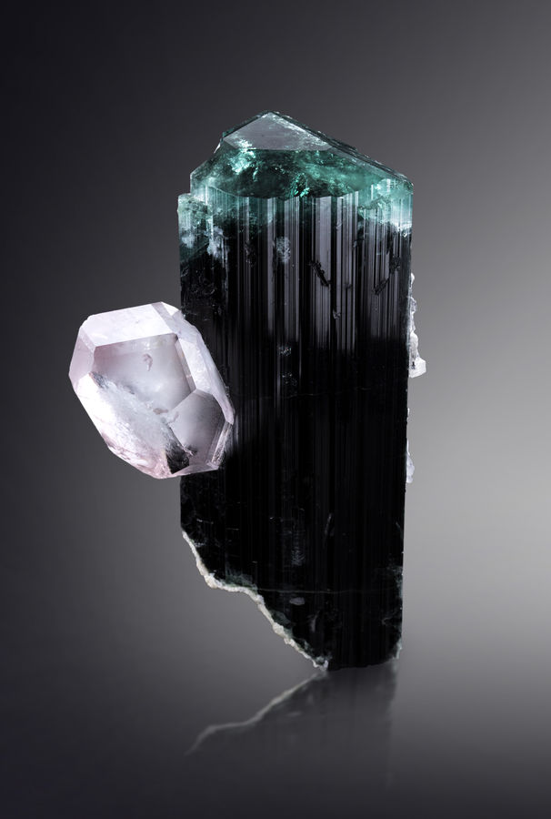 Beryl(morganite variety)-MIM_Museum(2083).jpg