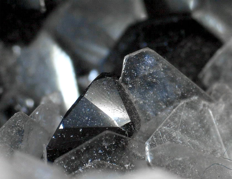 CASSITERITE WITH MUSCOVITE - UNDER THE SCOPE 1.jpg