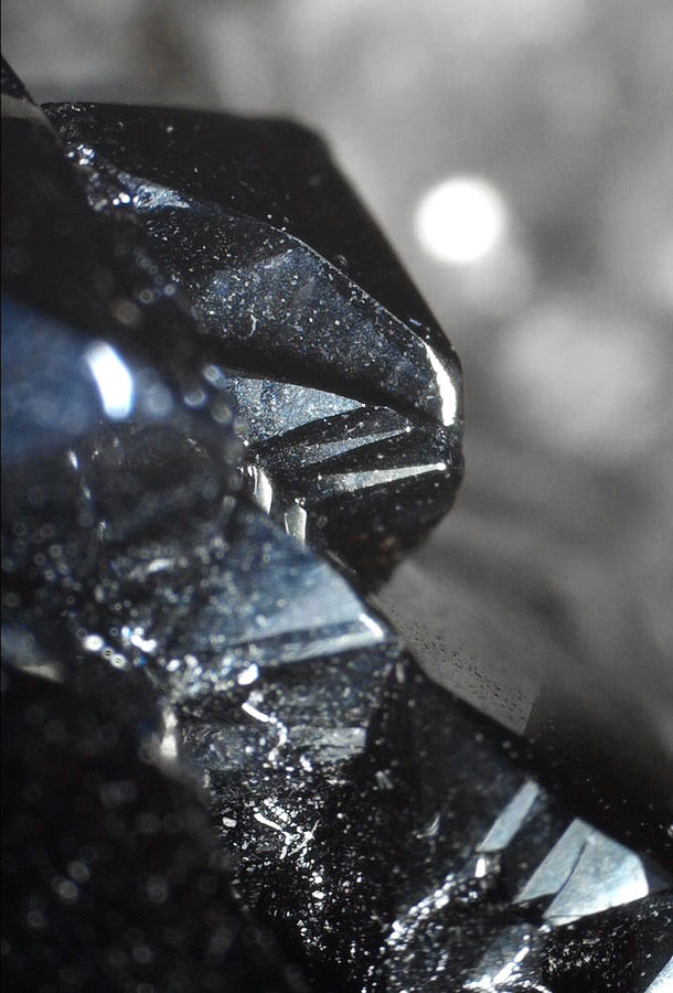 CASSITERITE WITH MUSCOVITE - UNDER THE SCOPE 2.jpg