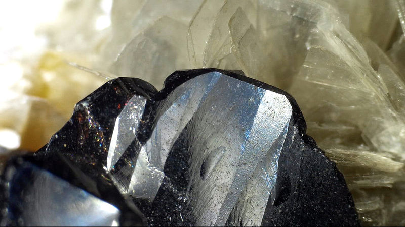CASSITERITE WITH MUSCOVITE - UNDER THE SCOPE 4.jpg