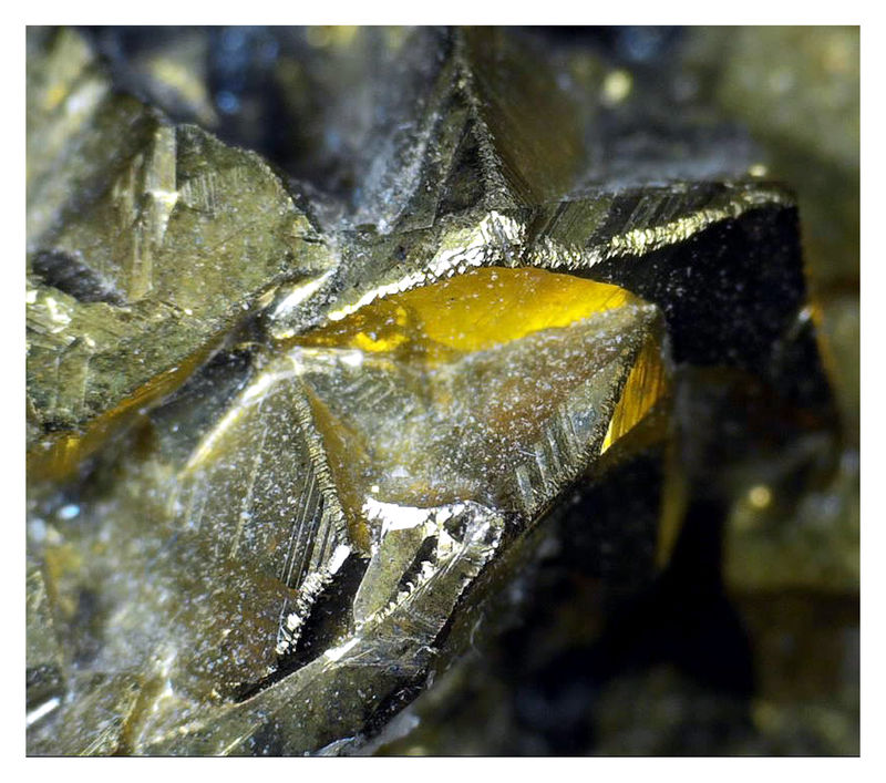 Chalcopyrite on Quartz - Under the Microscope 2.JPG