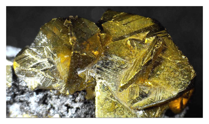 Chalcopyrite on Quartz - Under the Microscope 3.JPG