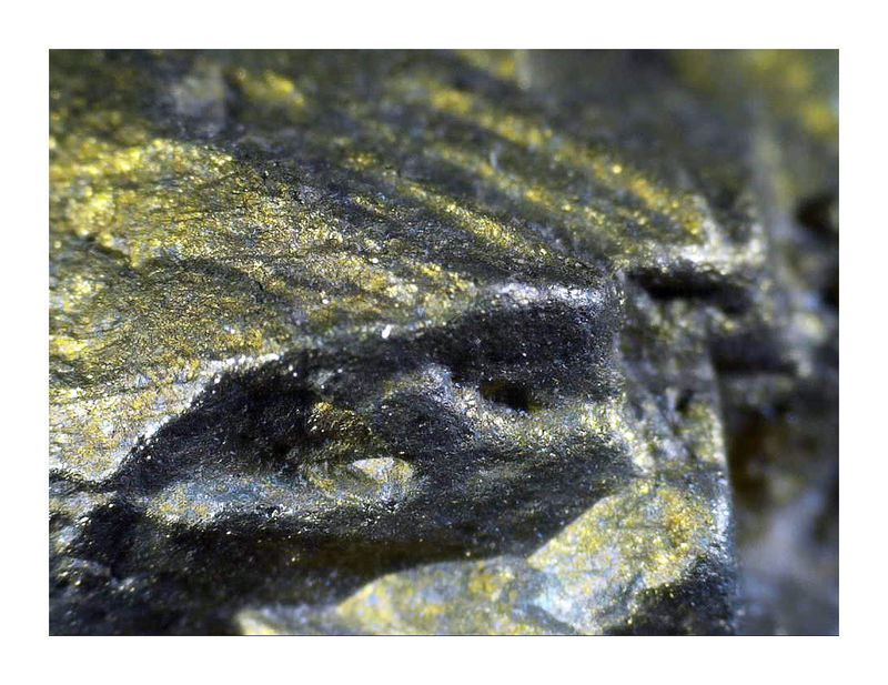 Chalcopyrite with pyrite and quartz - Under the microscope 1.jpg