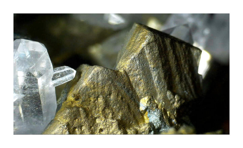 Chalcopyrite with pyrite and quartz - Under the microscope 2.jpg