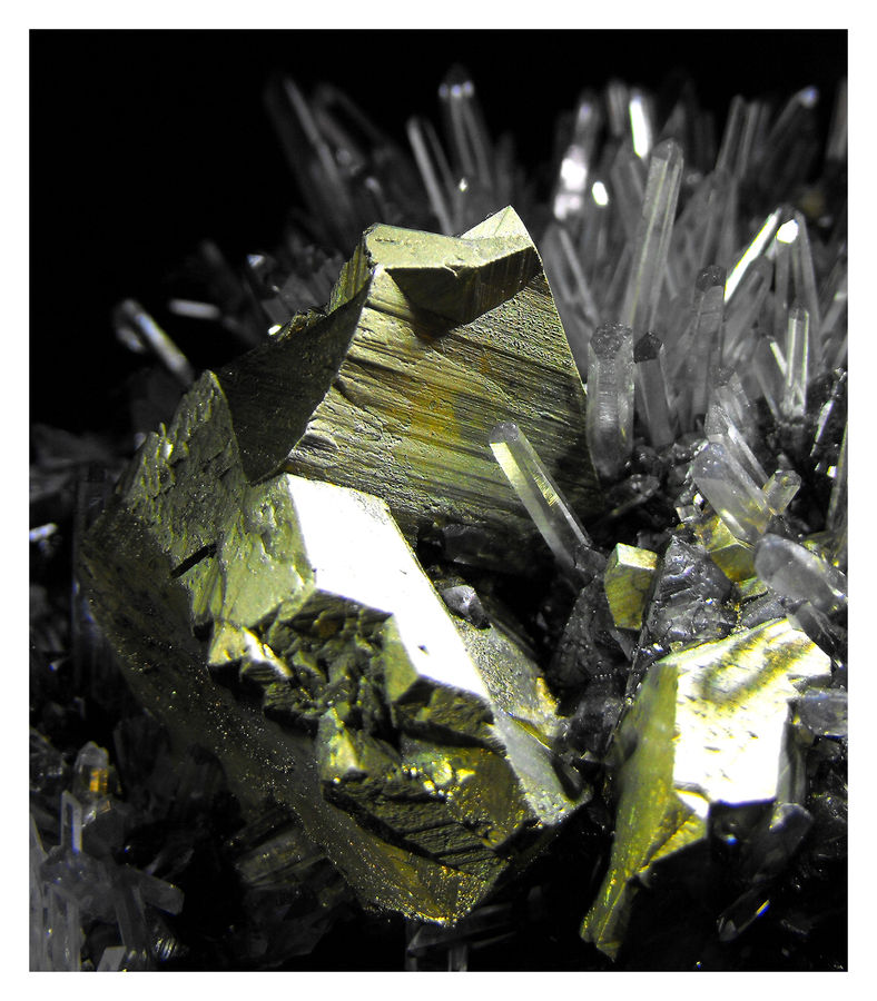 Chalcopyrite with Sphalerite and Quartz - Closeup 3.jpg