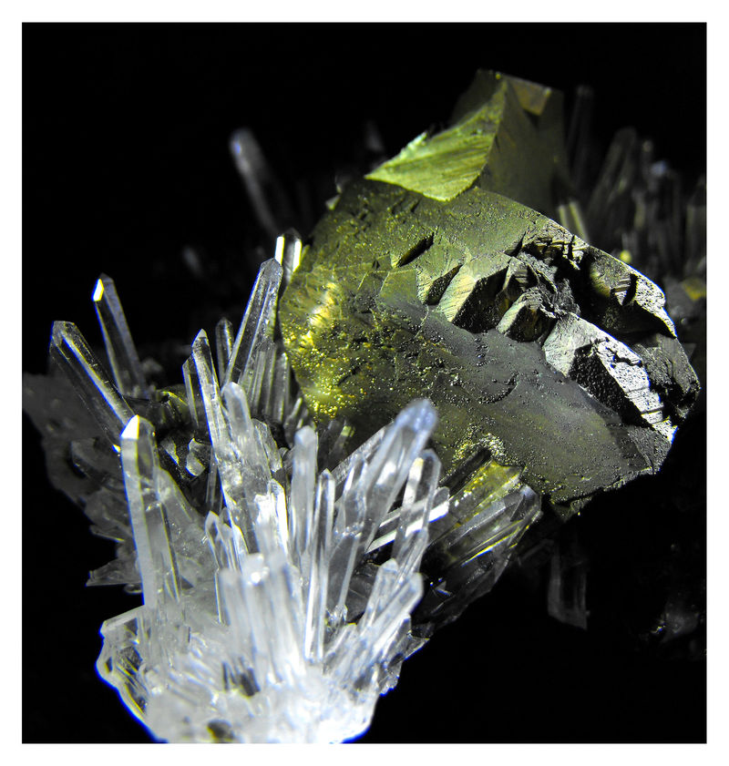 Chalcopyrite with Sphalerite and Quartz - Closeup 4.jpg