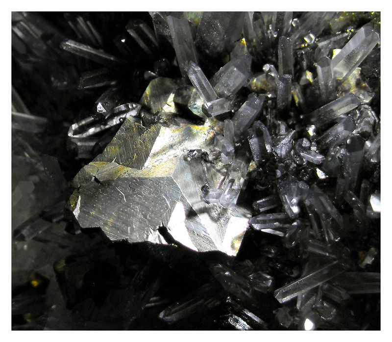 Chalcopyrite with Sphalerite and Quartz - Closeup 5.jpg