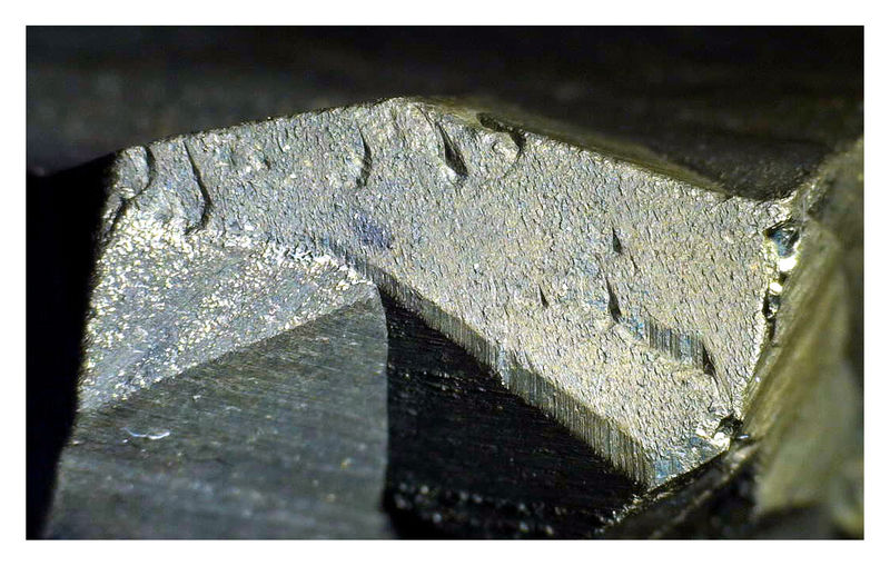 Chalcopyrite with Sphalerite and Quartz - Microscope - Chalcopyrite termination 1.jpg