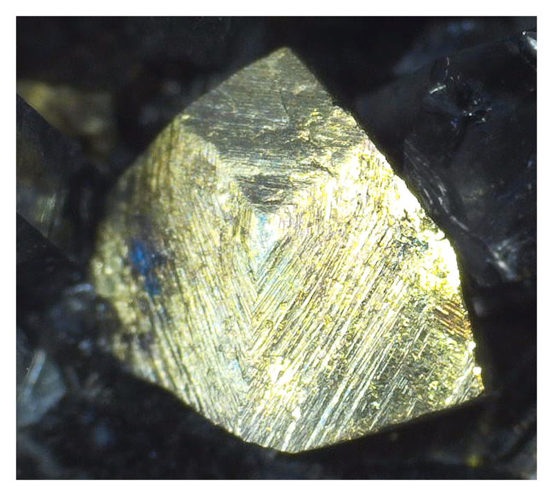 Chalcopyrite with Sphalerite and Quartz - Microscope - Chalcopyrite termination 2.jpg