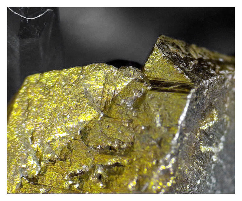 Chalcopyrite with Sphalerite and Quartz - Microscope - Chalcopyrite termination 3.jpg
