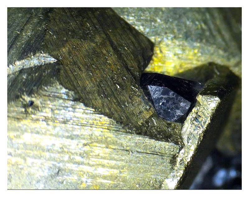 Chalcopyrite with Sphalerite and Quartz - Microscope - Clashing terrminations 2.jpg