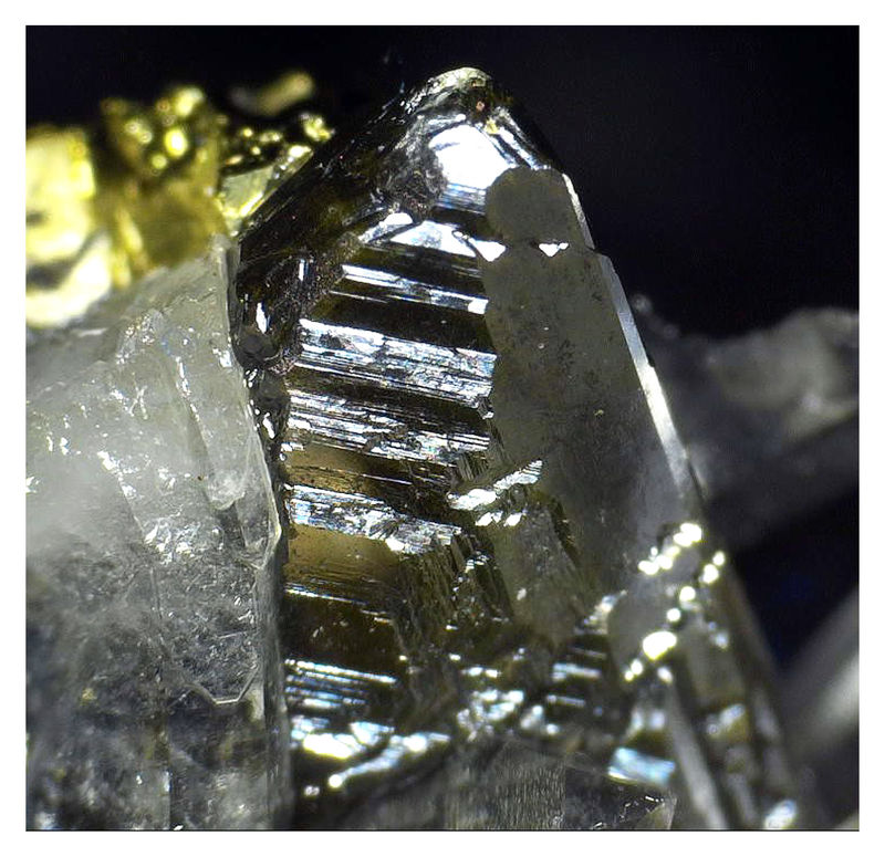 Chalcopyrite with Sphalerite and Quartz - Microscope - Sphalerite terrmination 1.jpg
