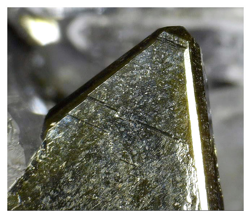 Chalcopyrite with Sphalerite and Quartz - Microscope - Sphalerite terrmination 2.jpg