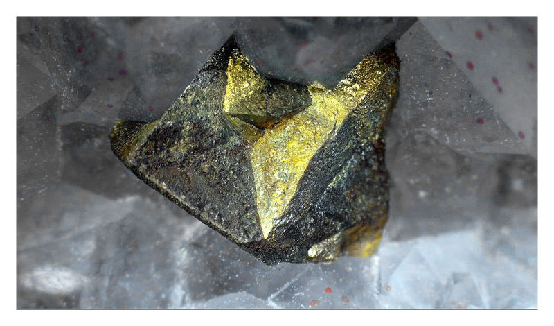 CHINESE CHALCOPYRITE WITH QUARTZ - UNDER THE SCOPE 2.jpg