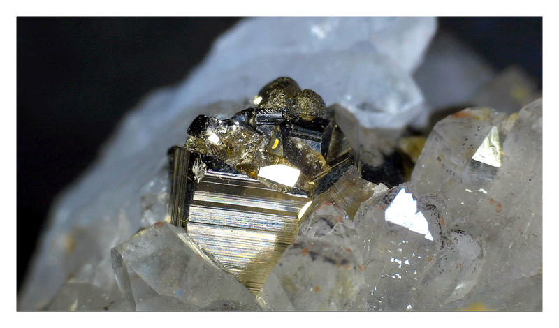 CHINESE CHALCOPYRITE WITH QUARTZ - UNDER THE SCOPE 5.jpg