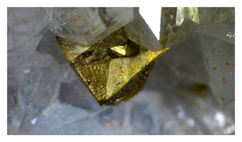 CHINESE CHALCOPYRITE WITH QUARTZ - UNDER THE SCOPE 6.jpg