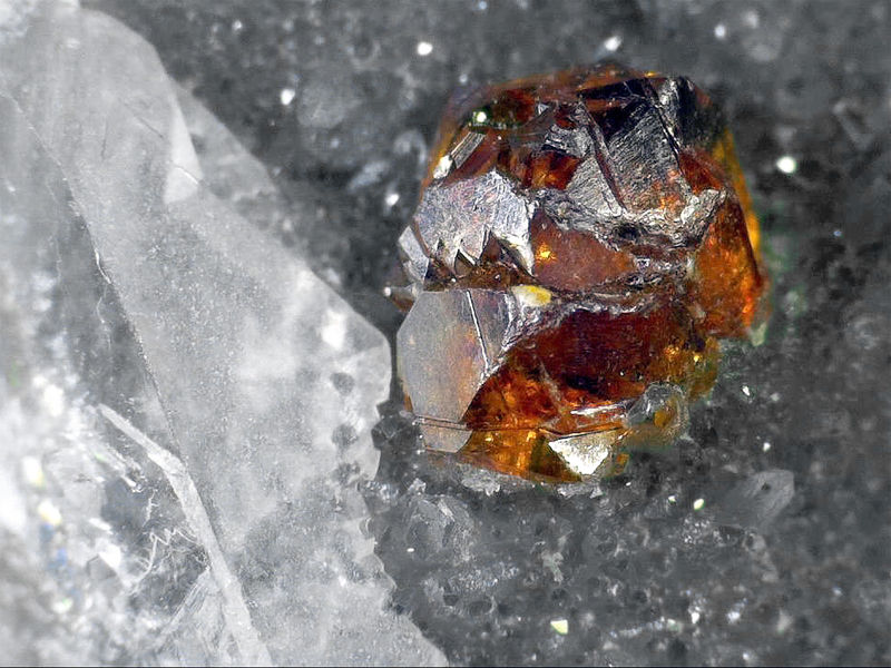 CHINESE SPHALERITE - UNDER THE MICROSCOPE 3.jpg