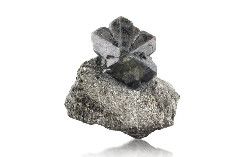 Chrysoberyl (variety alexandrite)-MIM_Museum(2222).jpg