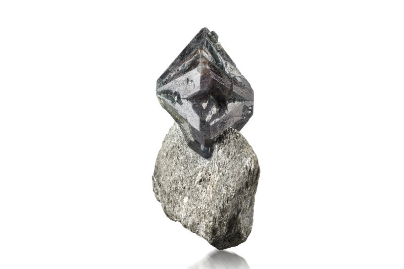Chrysoberyl (variety alexandrite)-MIM_Museum(2222-1).jpg