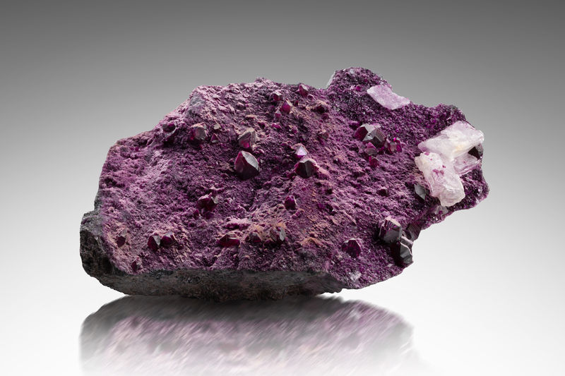 Clinochlore (kammererite_variety)-MIM_Museum(1732).jpg