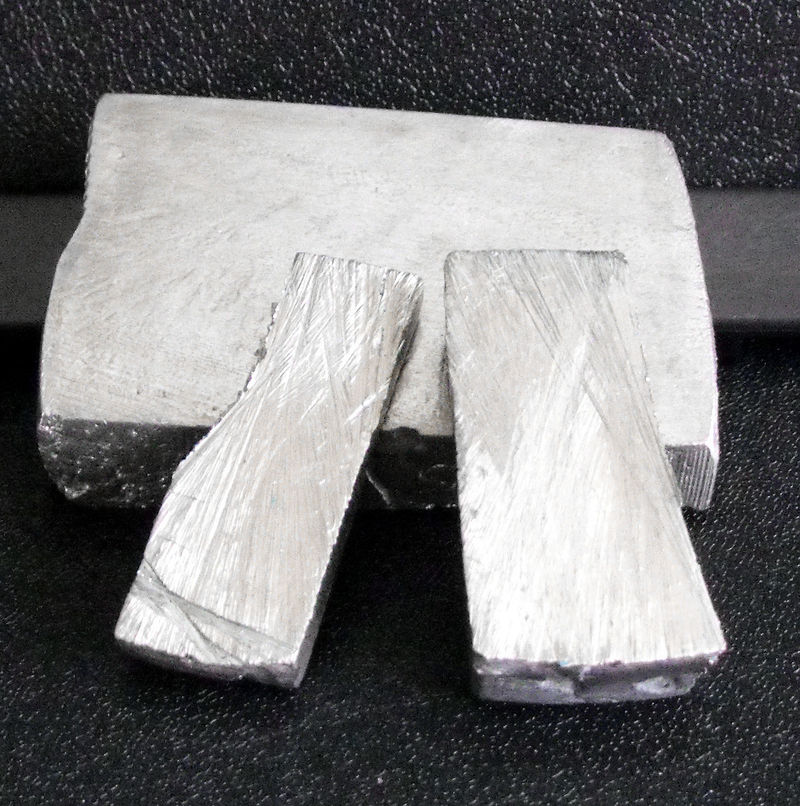 CUTTING BY HAND A YTTRIUM BLOCK 4 - SPARE PIECES.jpg