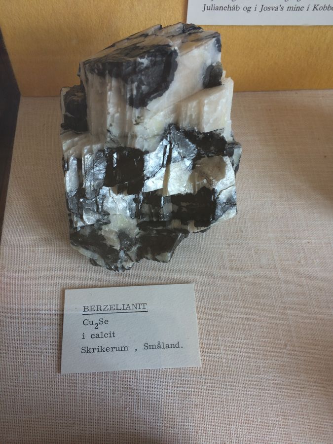 DGM, Berzelianite (Cu2Se), Calcite, Skrikerum Mine (Skrickerum Mine),  Valdemarsvik,  Östergötland,  Sweden.JPG