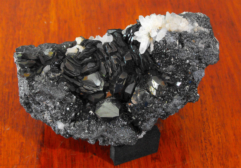 Elba Hematite with Quartz 0.jpg