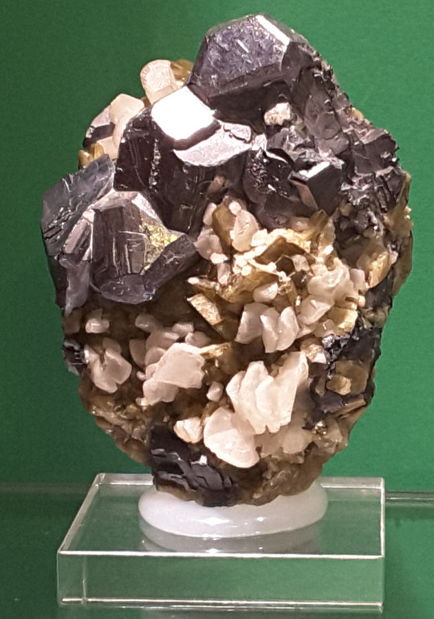 Galena_Siderite_Calcite_Neudorf.jpg