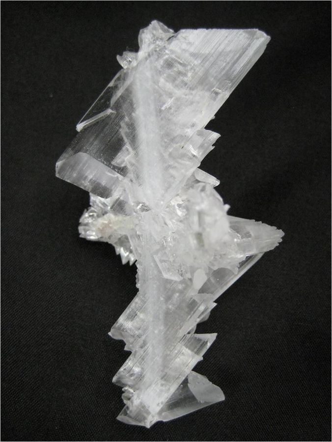 Gypsum faden crystals, Guilin, China.jpg