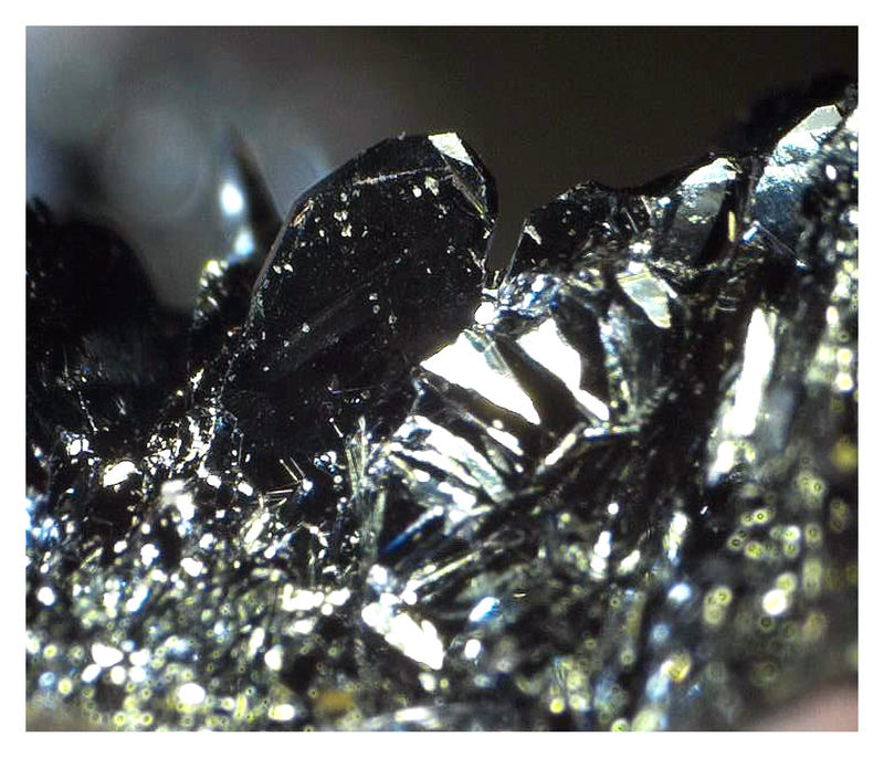 Hematite Crystal between Kidney Layer 2.JPG