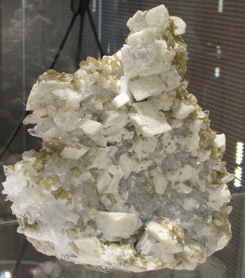 lm_dolomite_siderite_quartz_la_mure.jpg