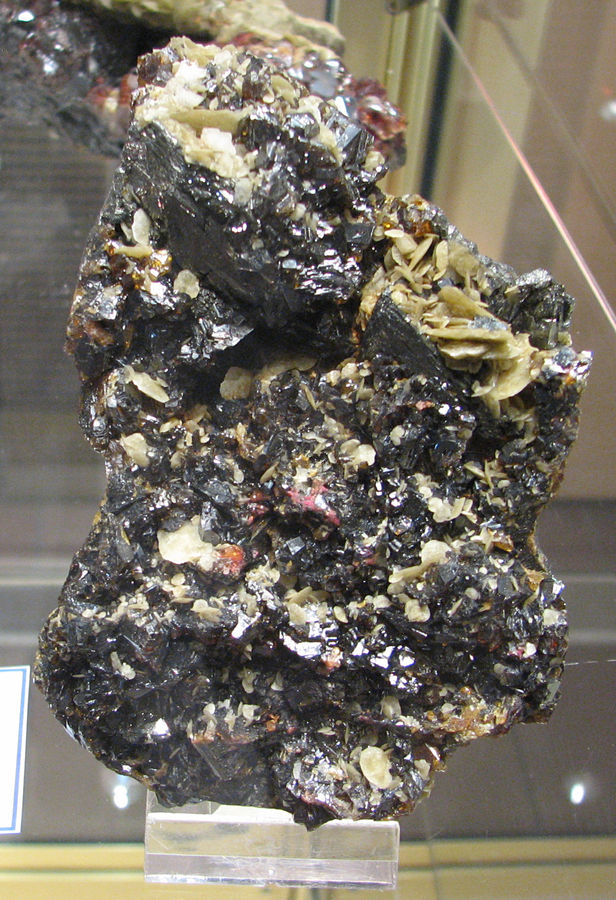 lm_tetra_sphalerite_siderite_la_mure.jpg