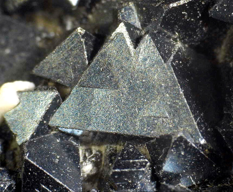 Magnetite pyramid 2.jpg