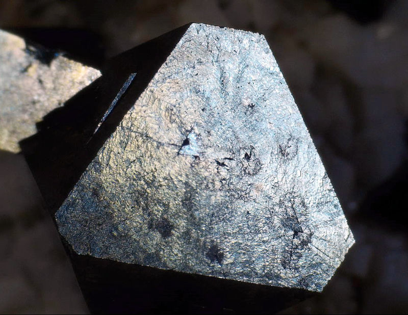 Magnetite pyramid surface features 2.jpg