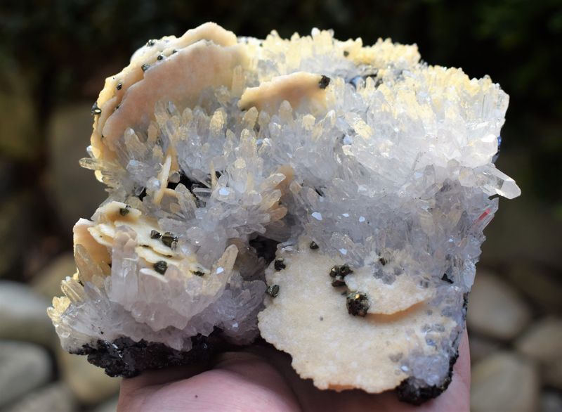 Manganoancalcite leafs, quartz, calcite, pyrite sphalerite.jpg