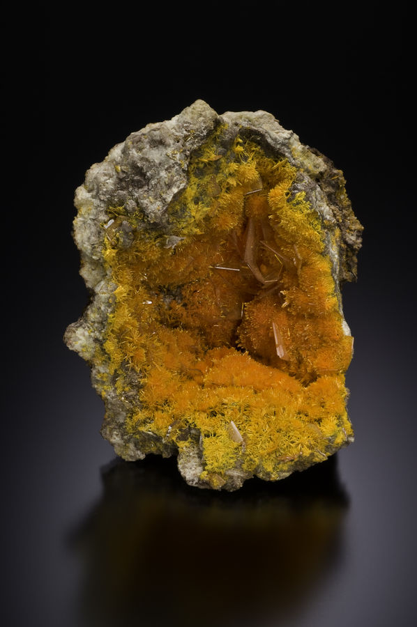 MimetiteandWulfenite.RowleyMine.Scovil2011-07-0114.jpg