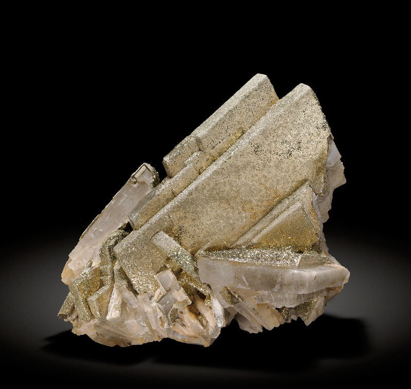 Mineralientage Munich 2021 - Pyrite coating Baryte from Bou-Nahas_Morocco (1).jpg